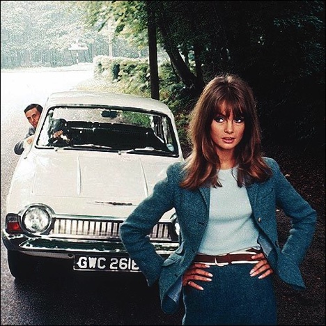 Jean Schrimpton Et son chauffeur Jim Clark pour le lancement de la nouvelle Ford Corsair. Jean Schrimpton Et son chauffeur Jim Clark pour le lancement de la nouvelle Ford Corsair.